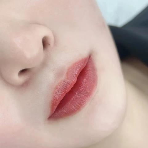 最新漂唇技术，完美唇色展现自信美